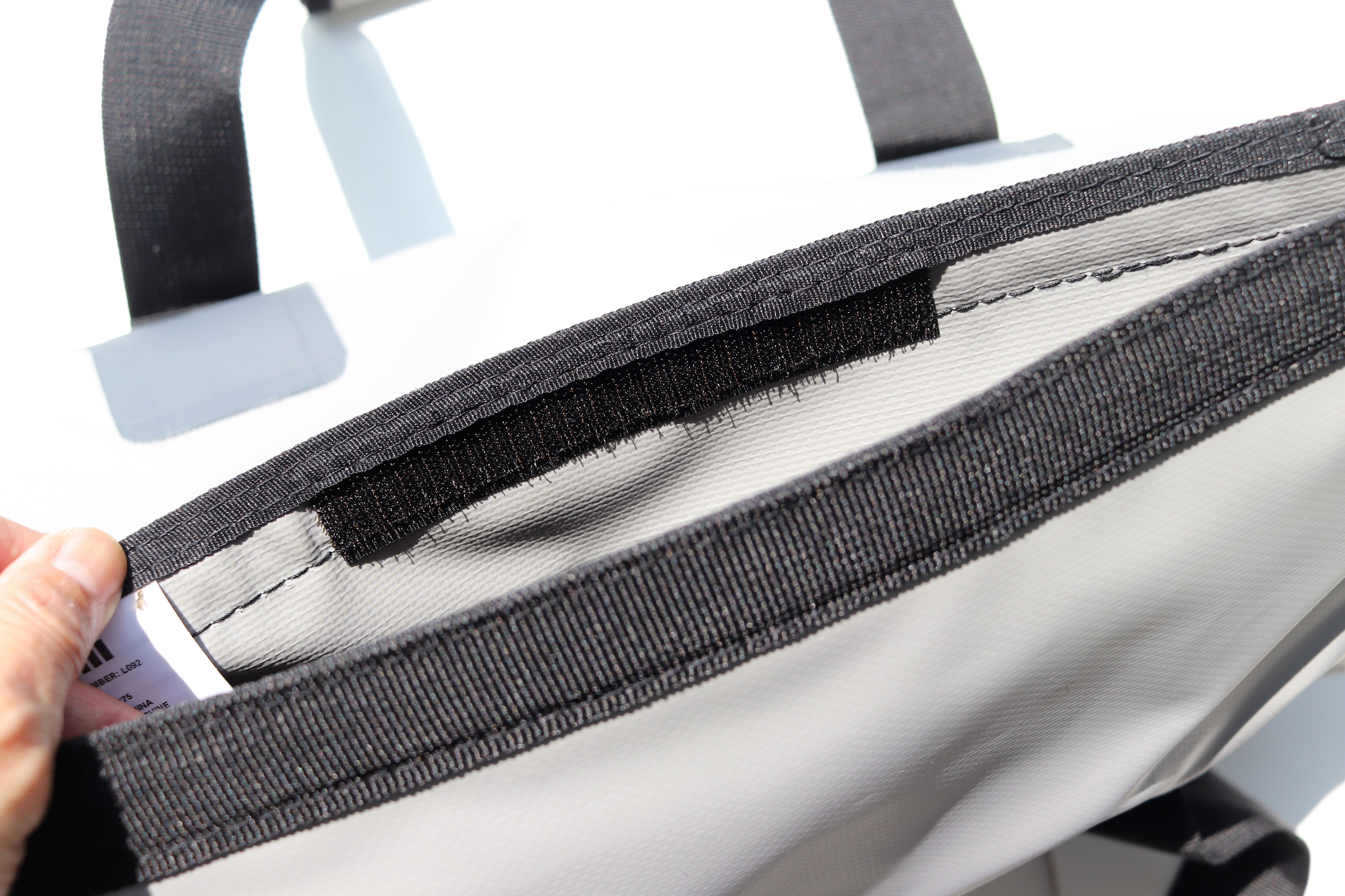 バッグの入れ口は、素早く物を出し入れ出来る様にジッパーは付いていない「ベルクロ」仕様。