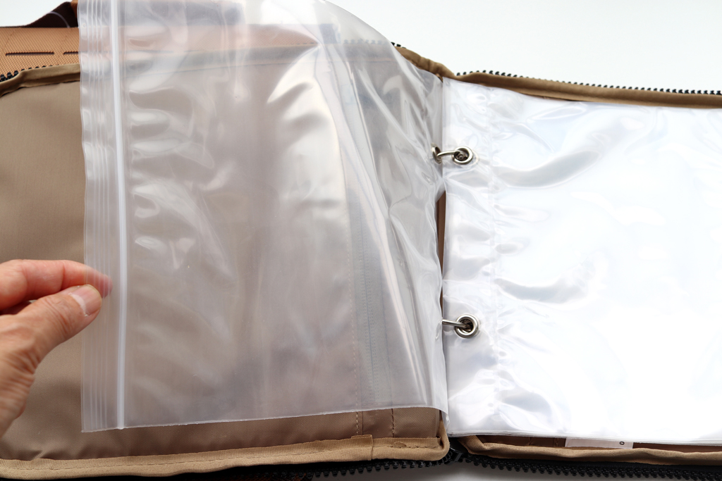 ワーム バッグの方は「8枚」のワーム収納用ジッパー袋が付属。