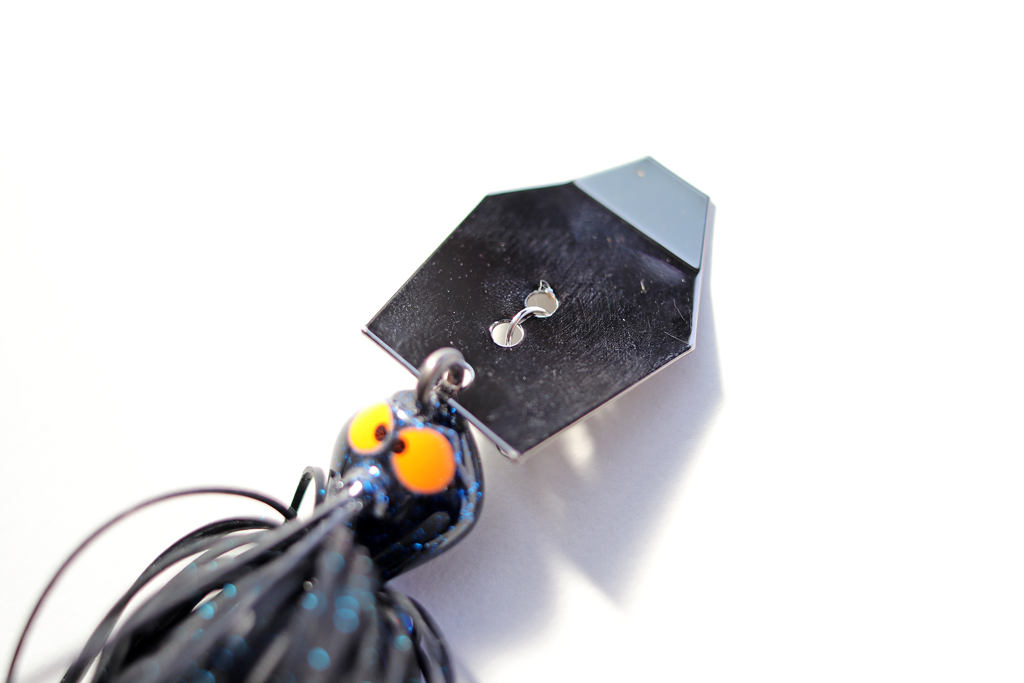 Z-Manお馴染みの先端部分が若干ベンドした六角形ブレードをセット・・・、派手で強烈なバイブレーションが生み出されます。