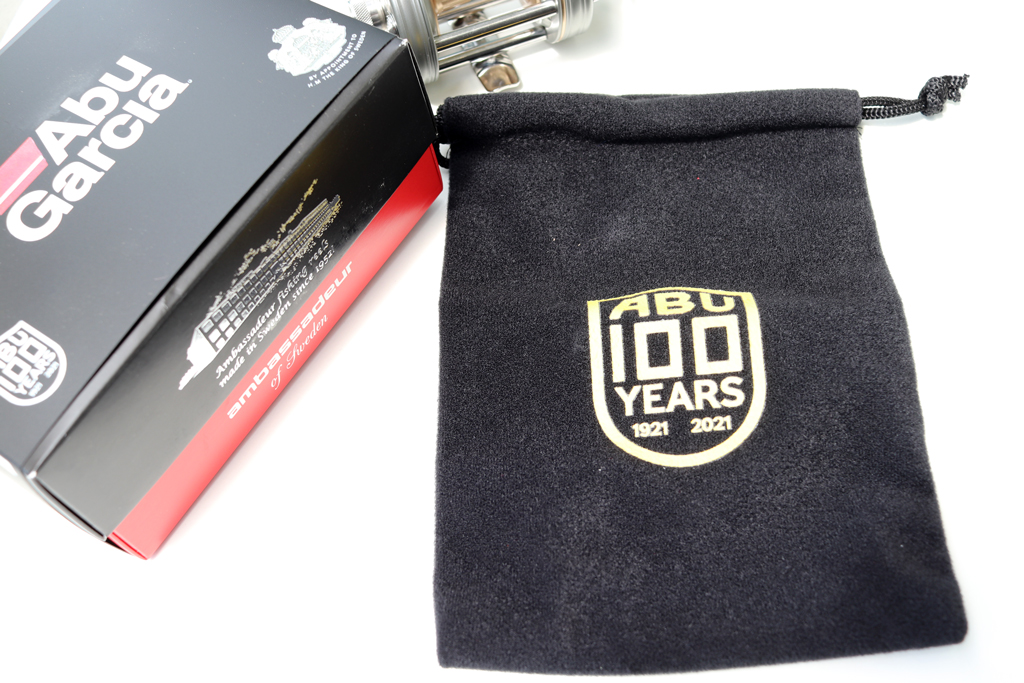 「ABU 100 YEAERS」のロゴが入ったリール袋付属。