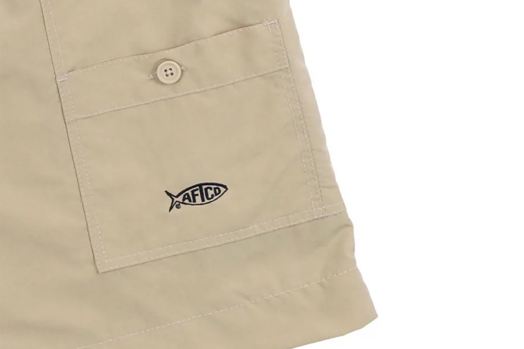 「AFTCO」ロゴとフロントに付いたポケットが可愛らしいデザイン。
