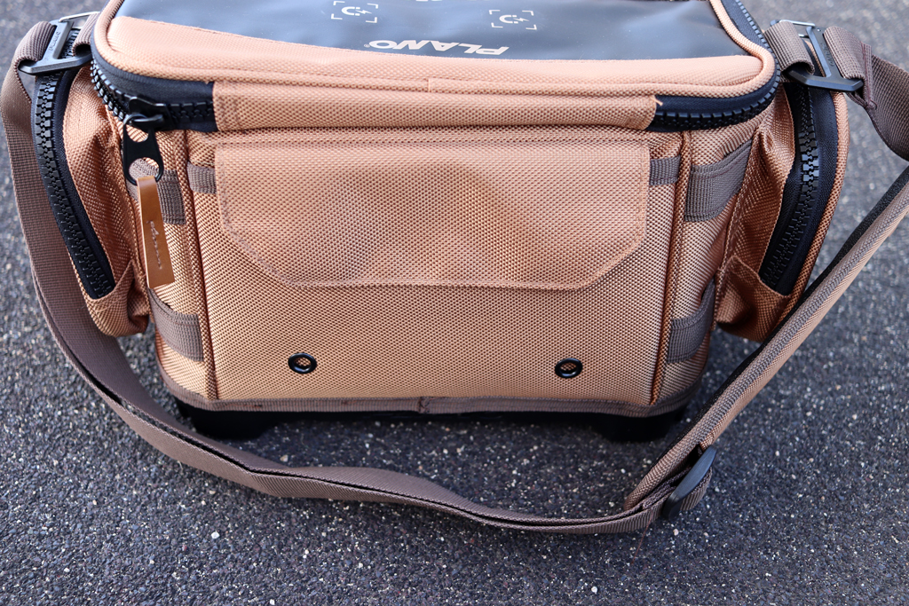 バッグ背面にもベルクロで開け閉めできるポケットが付いています。