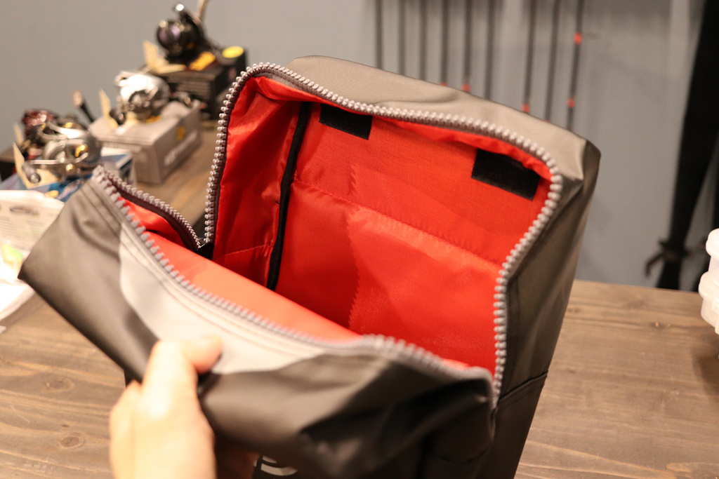 明るい色（赤色）のバッグ内部は、暗い場所でもお探しのタックルを簡単に見つけることができます。
