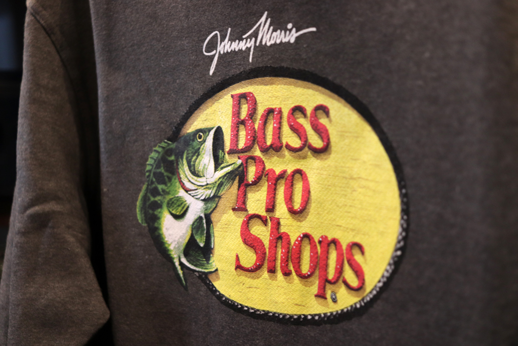 フロントに大きく「BASS PRO SHOPS」ロゴ！
