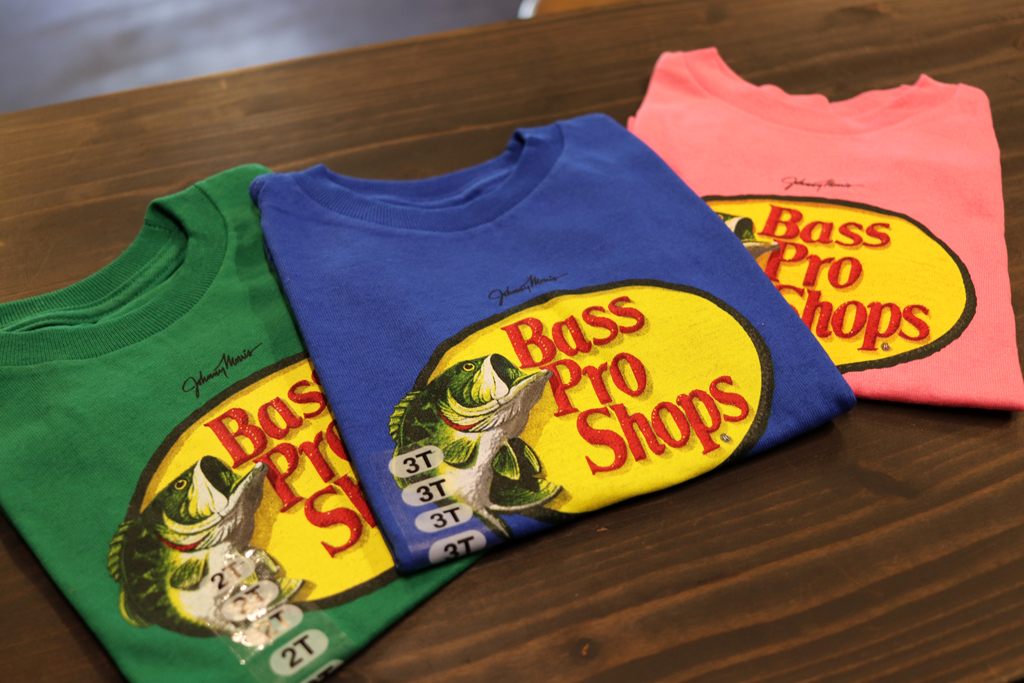 「バス プロ ショップス / Bass Pro Shops」の『ウッドカット ロゴ Tシャツ -キッズ用- / Woodcut Short-Sleeve T-Shirt for Toddler』