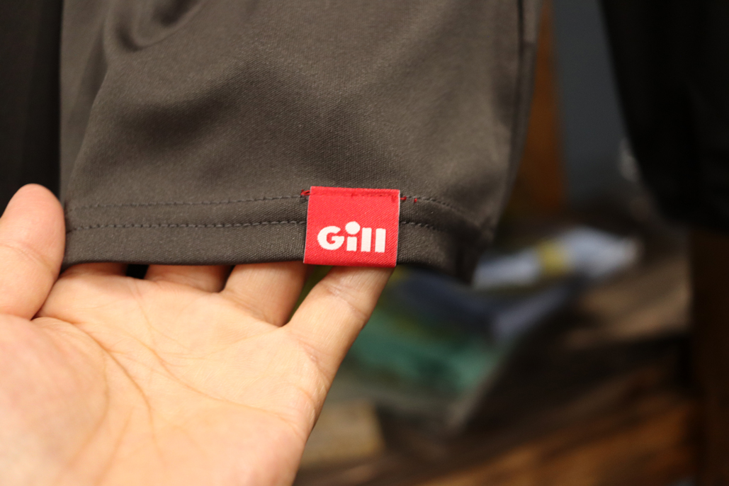 裾のところに、さりげなく「Gill」のロゴ入り。
