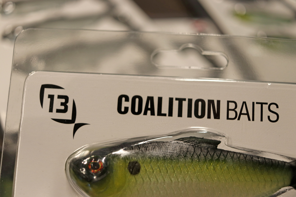 13 フィッシングと「コーリション ベイト カンパニー/ Coalition Bait Co.」とのコラボ アイテム。