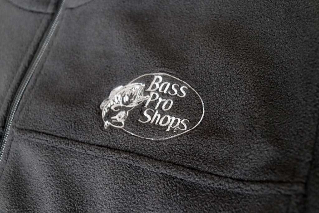 胸元には「BASS PRO SHOPS」ロゴの刺繍。