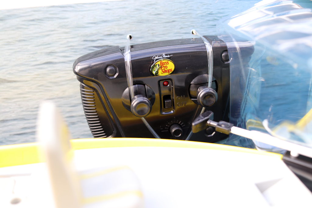 ボート本体は6個の単三電池、コントローラーは1個の9V角形乾電池で駆動。
