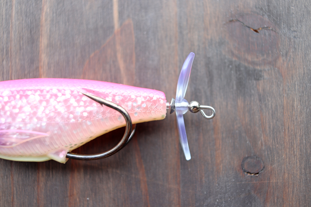 このプロップが着水後すぐに回転を始め、ナチュラルな水流や波動でターゲットを誘う。