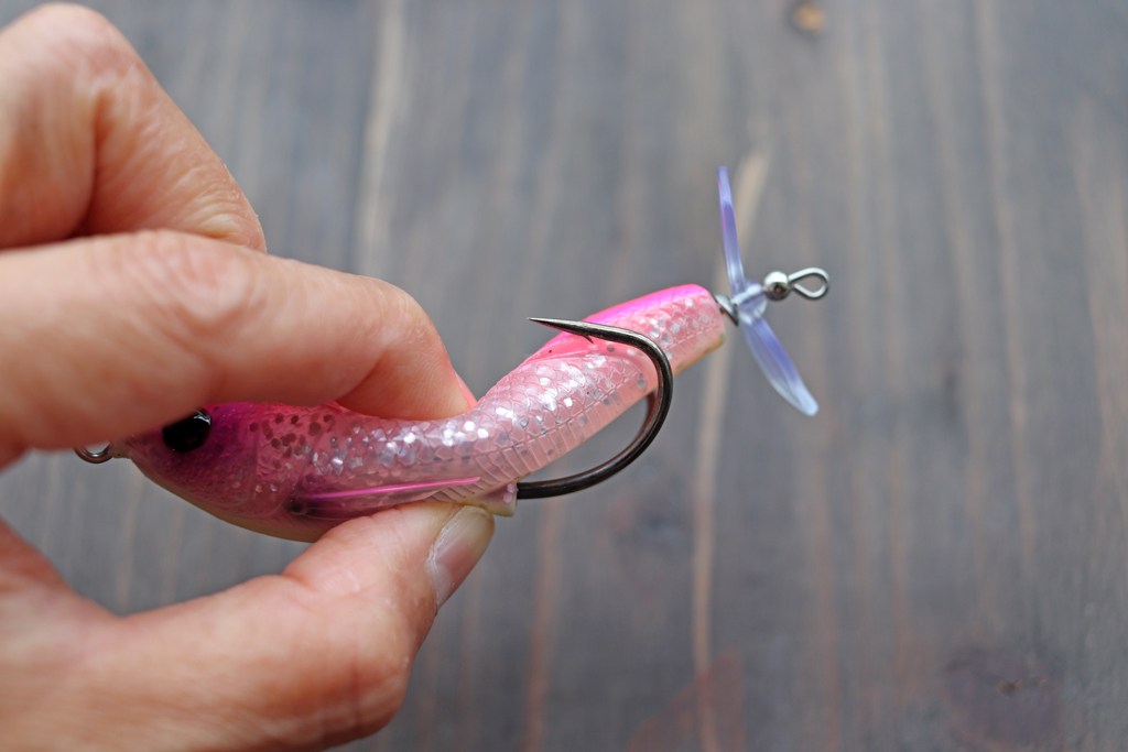 フロッグの様なホロウ ボディ（中空ボディ）で、ストラクチャーだけでなく、オーバーハングやリリー パッドなどヘビー カバーの攻略を可能にする。