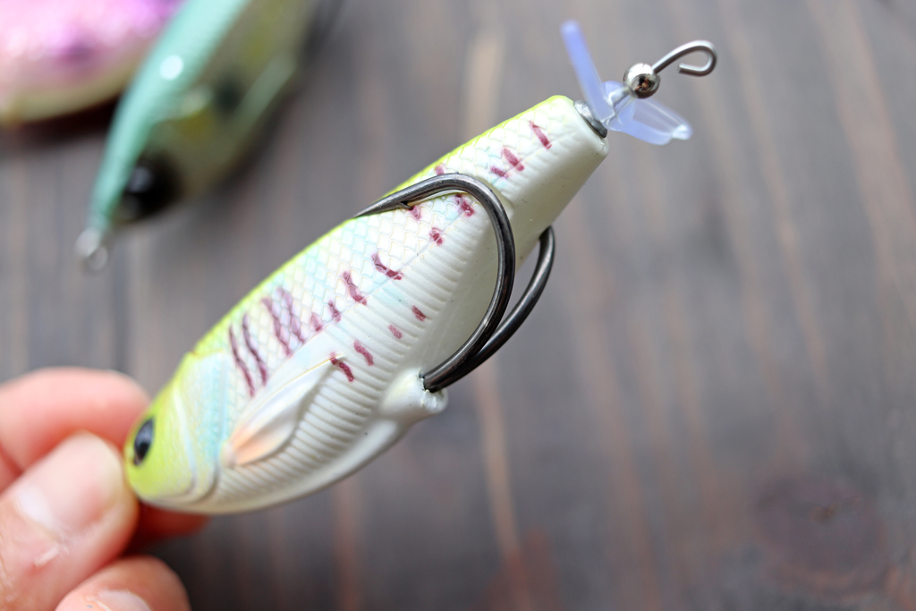 ヘビー デューティーなダブル フックは、ウィードレス性能を高める為、ボディにピッタリと沿う様にセッティングされている。