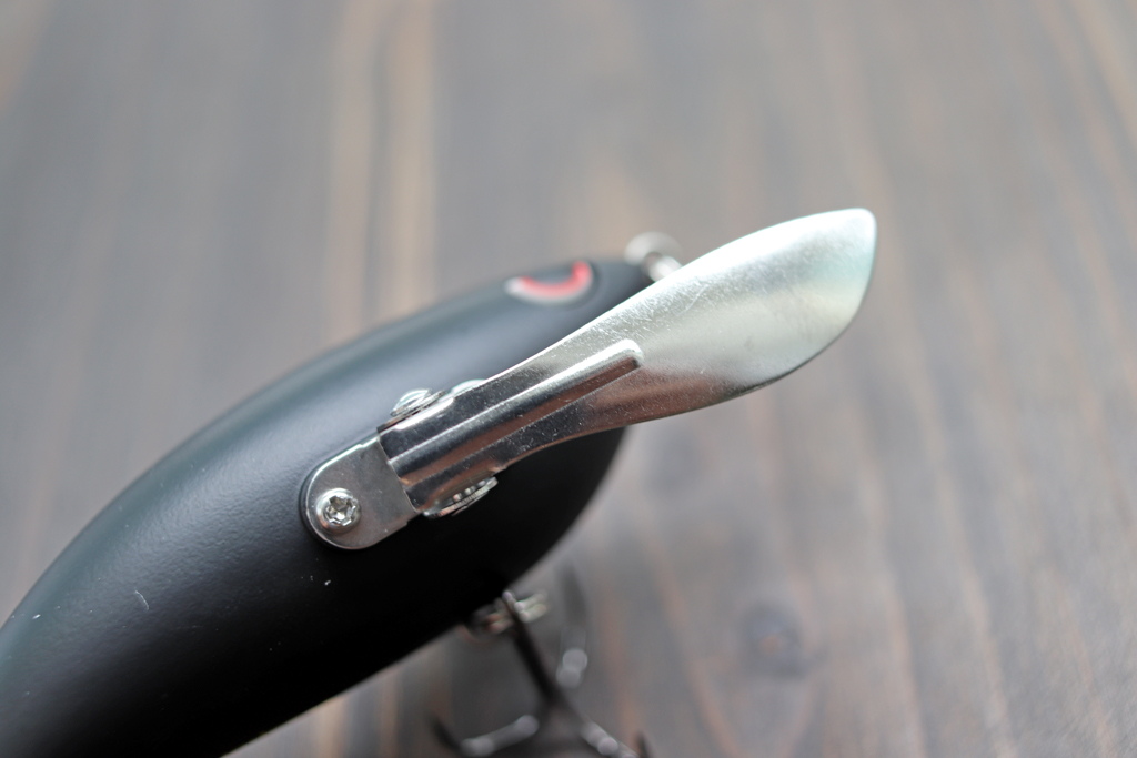 2枚の調整可能な金属製ウィング。