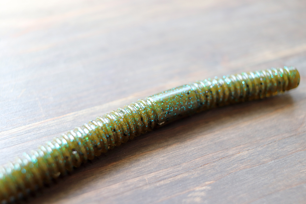 「スリンコー / Slinko」と同じ大きなリブ付きボディが特徴的。