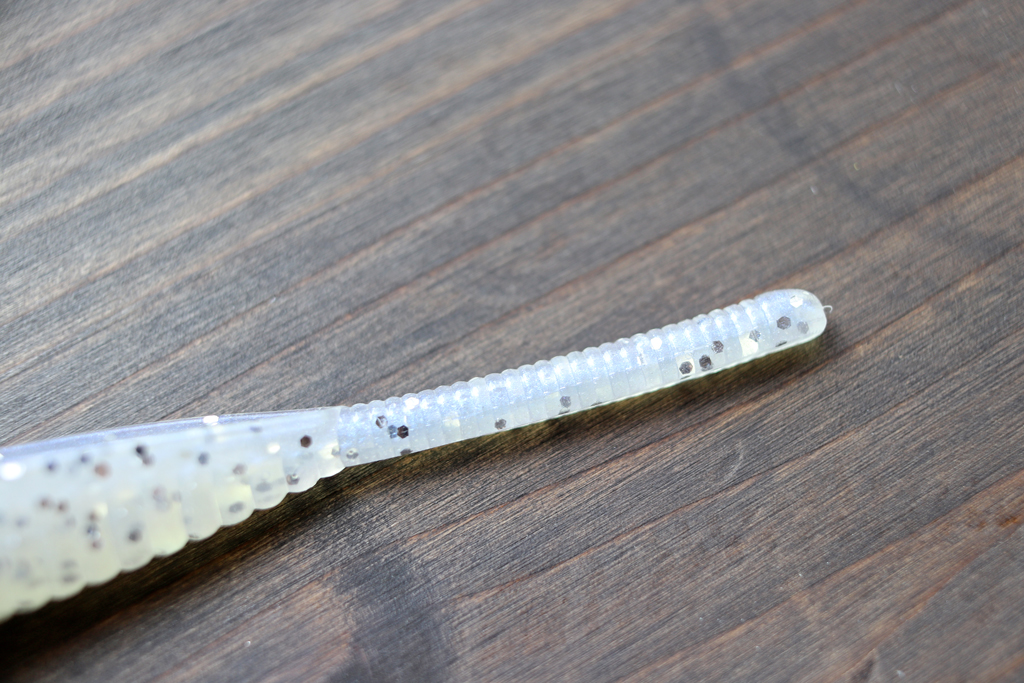 ドロップショットやスクラウンジャー ヘッドのトレーラー、ジグヘッドとの組み合わせでミドストなどに最適です。