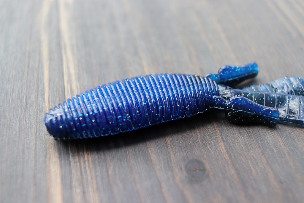 また、特徴的なのはボディに刻まれた細かい無数の「リブ」。