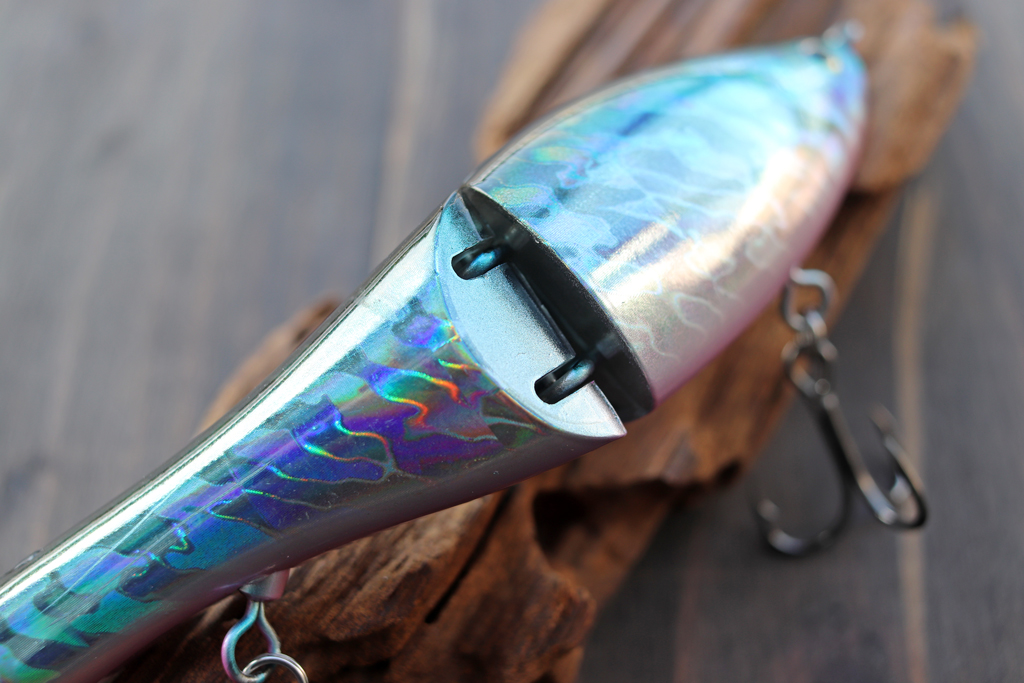 トゥイッチやポーズを入れることで、傷ついたベイトフィッシュの様なイレギュラーなアクションも演出可能。