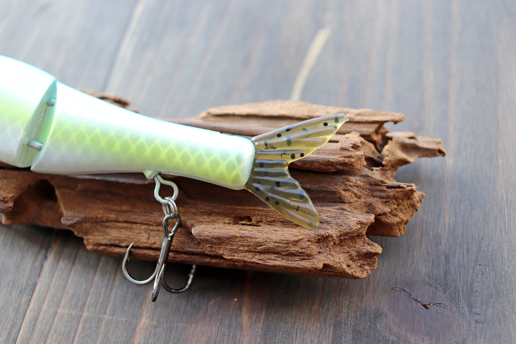 また、ビッグバスとのファイトにも耐え得るよう、フックやフック ハンガーなどのパーツはヘビー デューティー仕様。