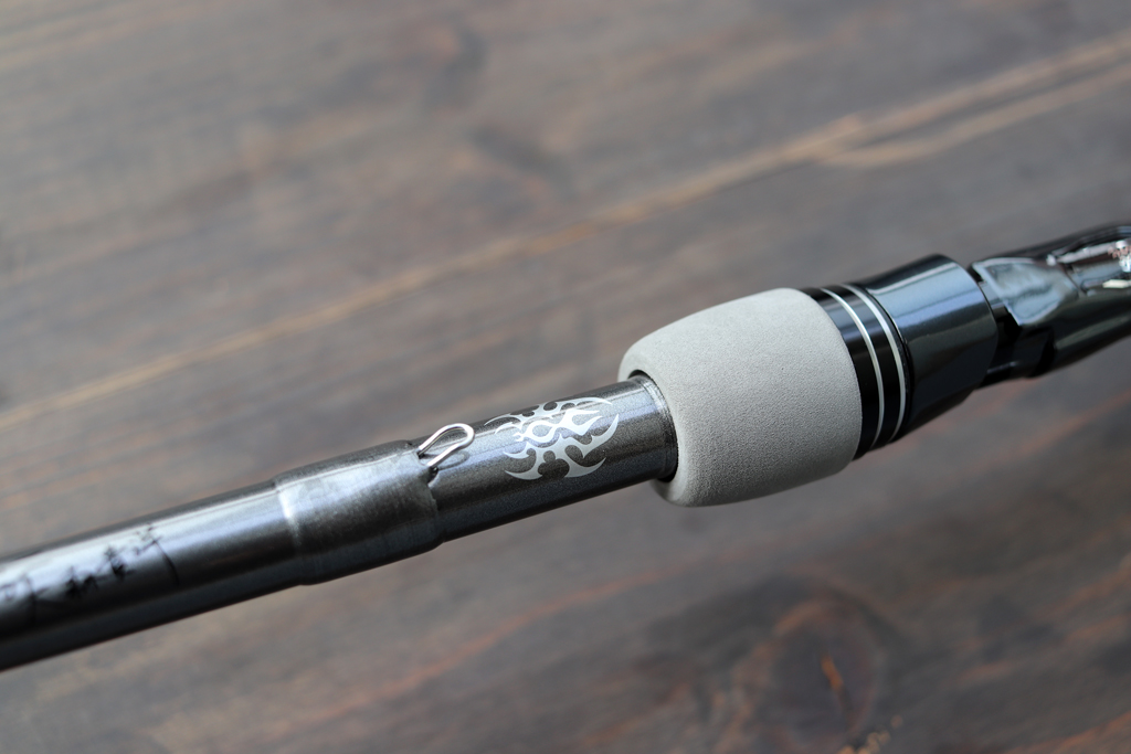 このロッドでノ ーシンカーからヘビキャロまでを対応し、バイトを瞬時に捕らえる高感度・・・、掛けてからのリフティング パワーにも注目！