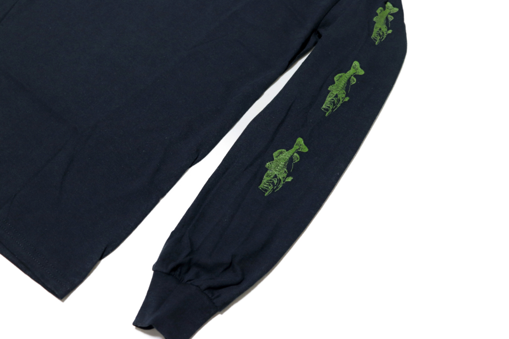 左腕にも可愛らしい3匹のバスのイラスト入り。