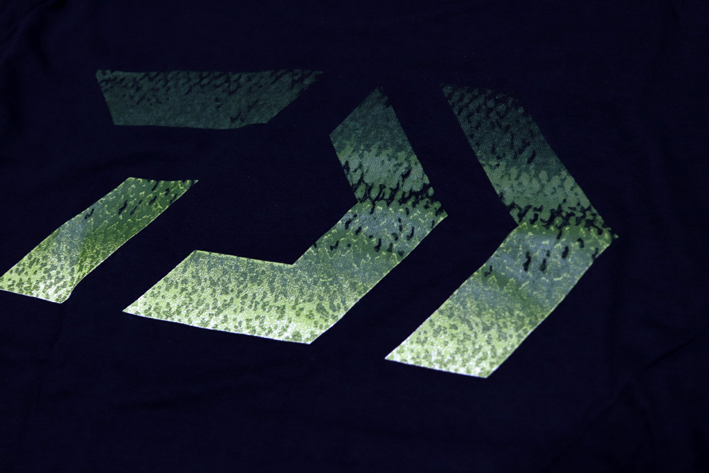 背中にはバス柄のD-Vecロゴ。