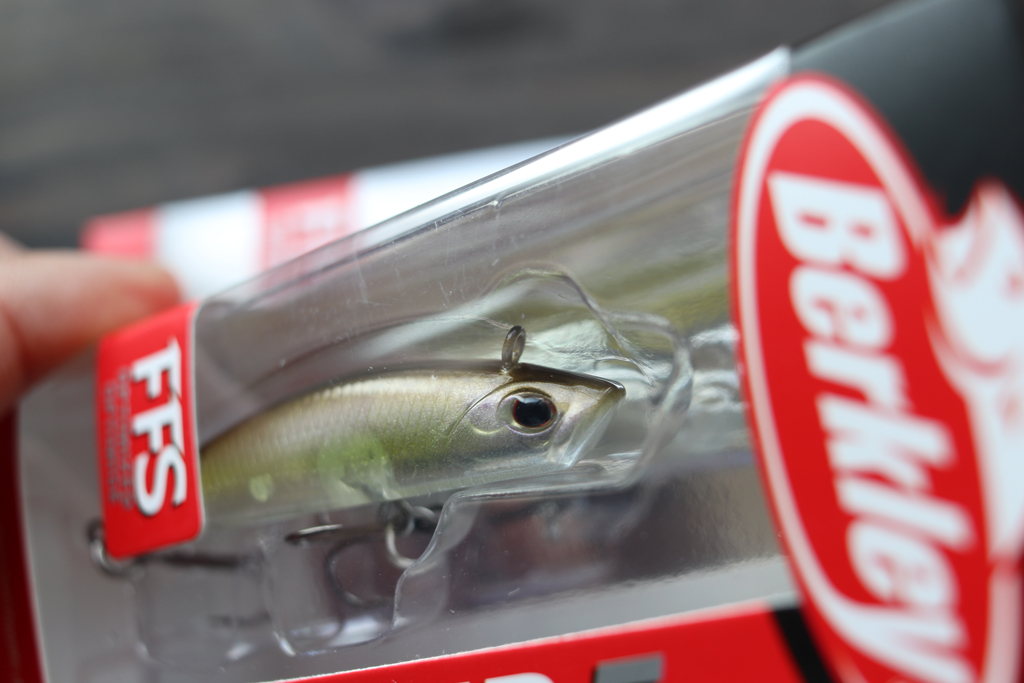 ヘッドに対してラインアイは横向き（垂直）に取り付けられているのも特徴。