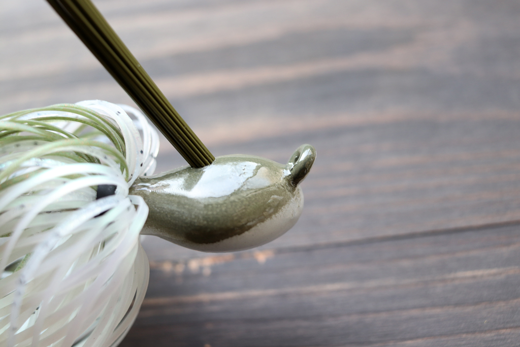 計算された角度で取り付けられたライン アイとウィード ガードも特徴、超ヘビー カバーも臆することなく攻めることが可能。