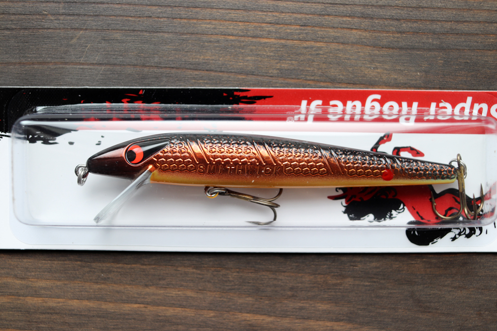 赤い3Dアイに一体成型のリップ、オリジナルのログよりもずんぐりとした少し大きなヘッドが特徴。