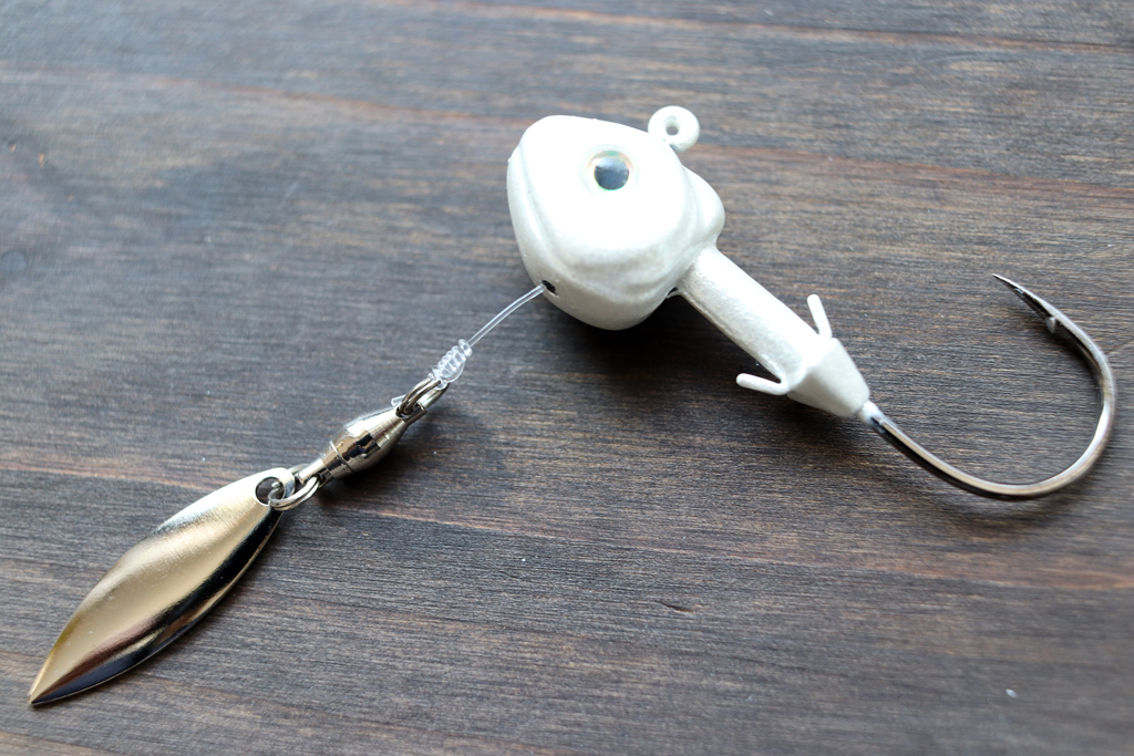 ブレードを「フロロカーボン ライン」でボディと接続。