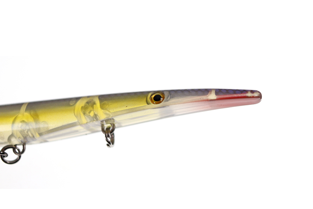 ボディ下側は大きく斜めにカットされており、ライン アイは鼻先ではなく腹側に。