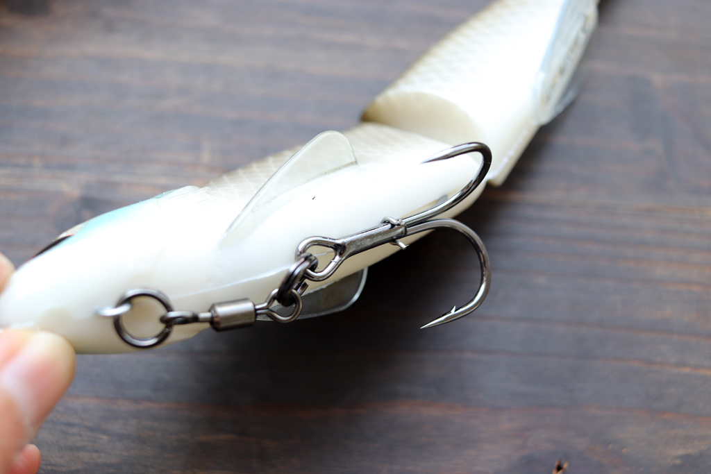 腹にはトレブル フックを固定する為のクリップあり。