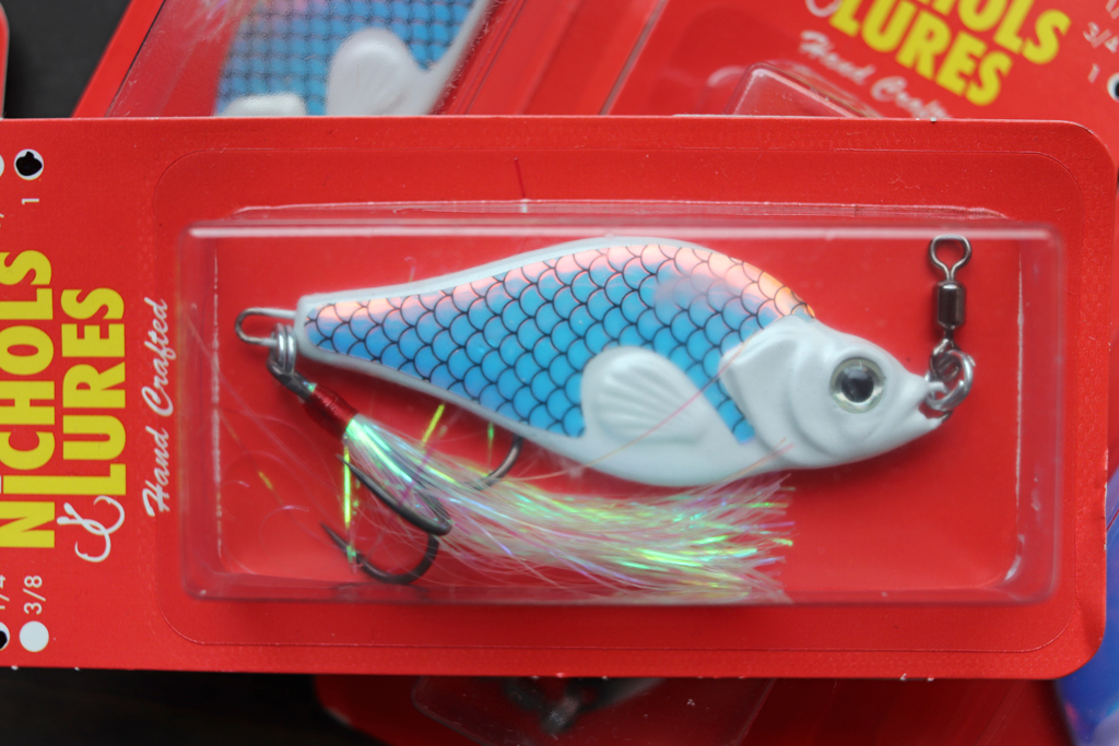 背中に「コブ」がある幅広のボディが特徴。