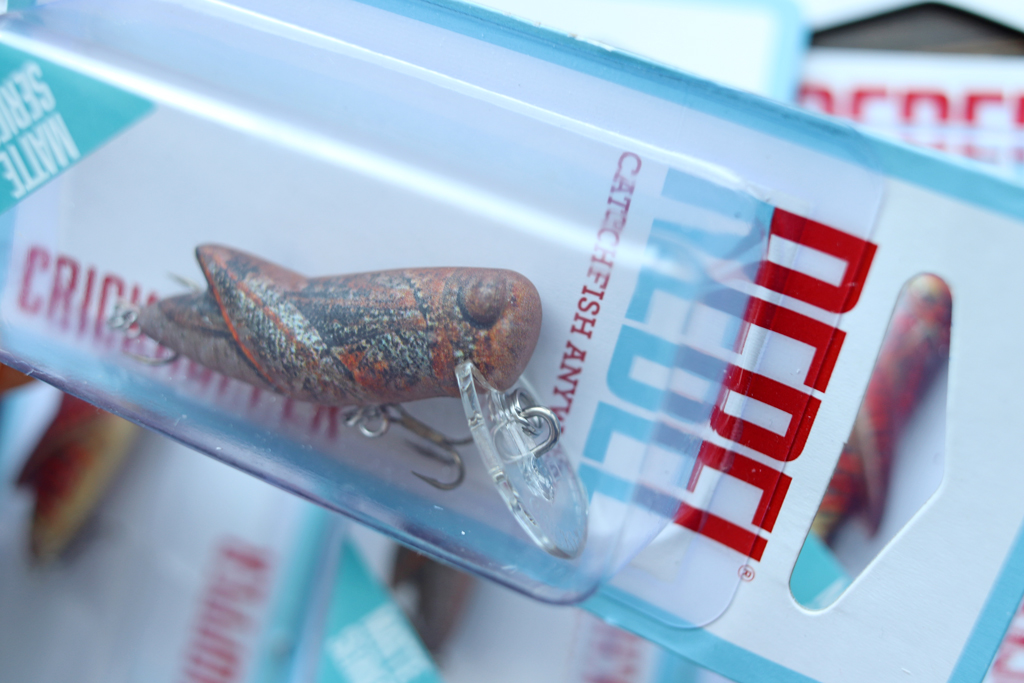 バッタやコオロギを模した小型プラグ。