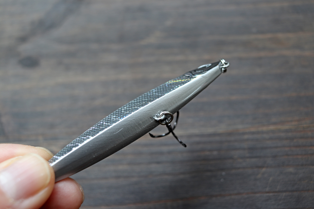 狙いとするレンジまで沈めたら、トゥイッチやリッピングで逃がしのアクションを加えて下さい。