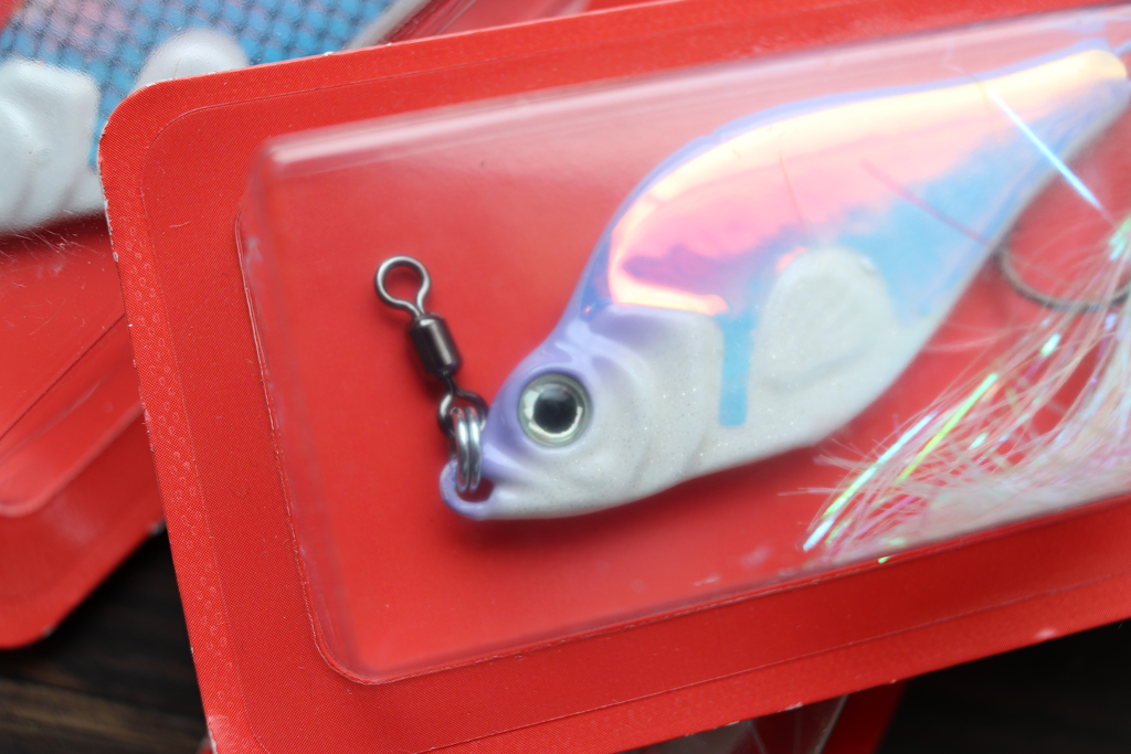 糸ヨレ対策にスプロのボール ベアリング スイベル装備。