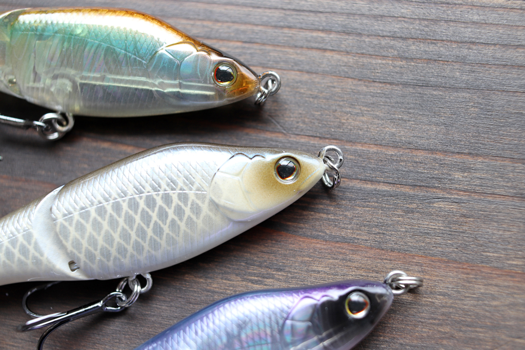 鼻先に向かって先細りした、ユニークなヘッド デザインが特徴。