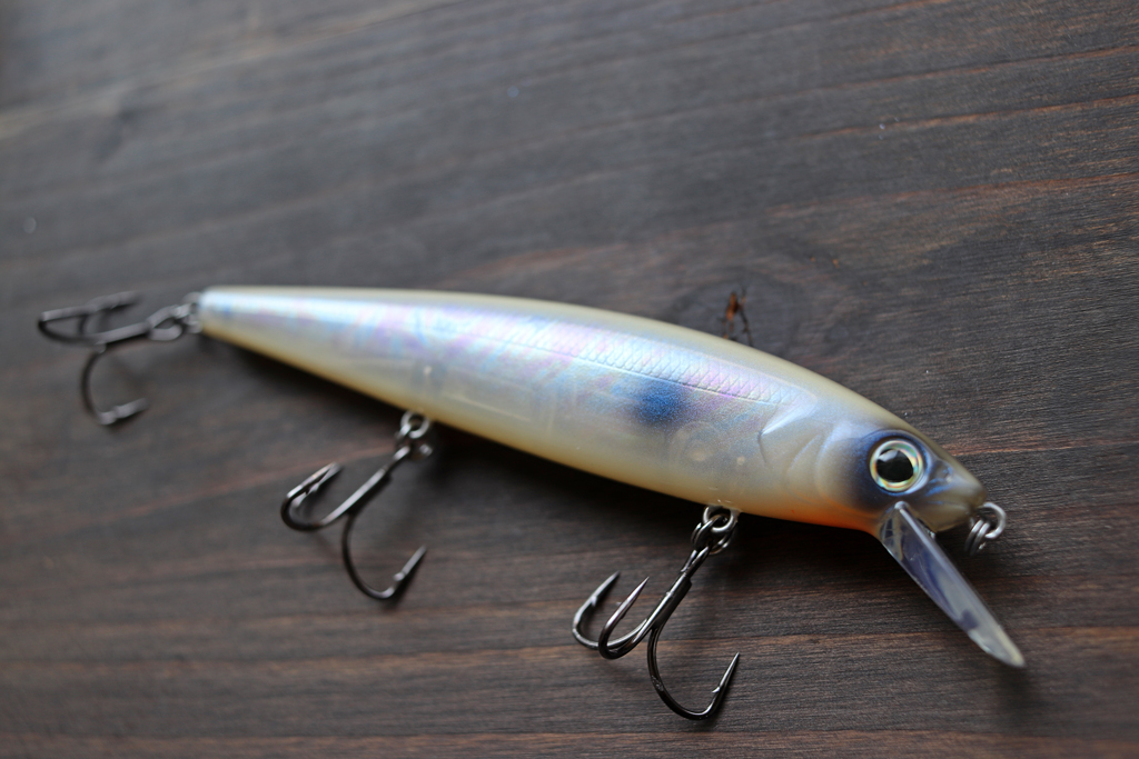 ケビン ヴァンダムが厳選したプレミア カラーを身に纏いつつ、強度と刺さり抜群のマスタッド「KVD エリート トリプル グリップ トレブル フック」を搭載。