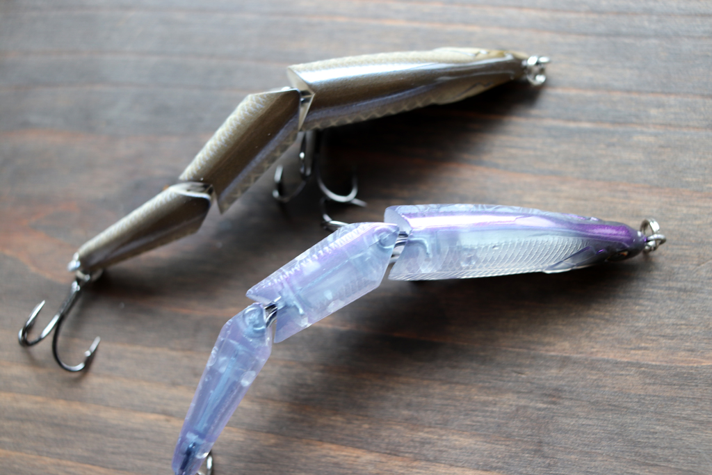 水を裂く様に泳ぎながらも、複雑な水の流れを生み出しターゲットを惹きつける。