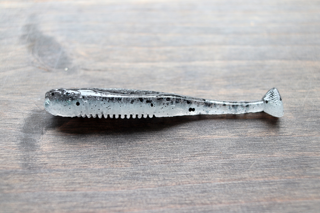 スレンダーなボディにユニークなテールを持つシャッドテール ワーム。