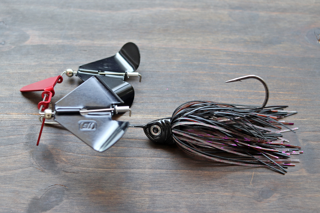 正面から見ると「T」字型のダブル アームに二枚のブレード。