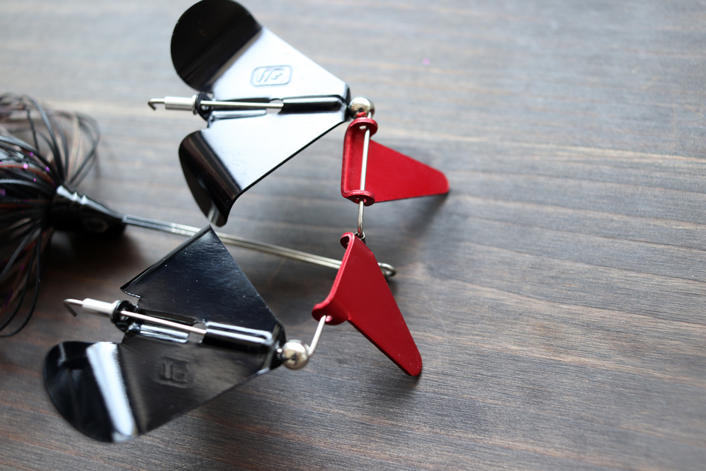 それぞれのブレードにはメタル クラッカーを搭載したバズベイト。