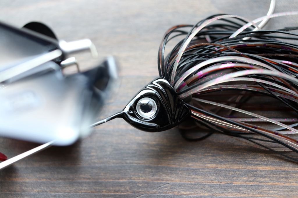 より小さくコンパクトな形状で設計されており、ラージはもちろんスモールマウス バスにも最適。