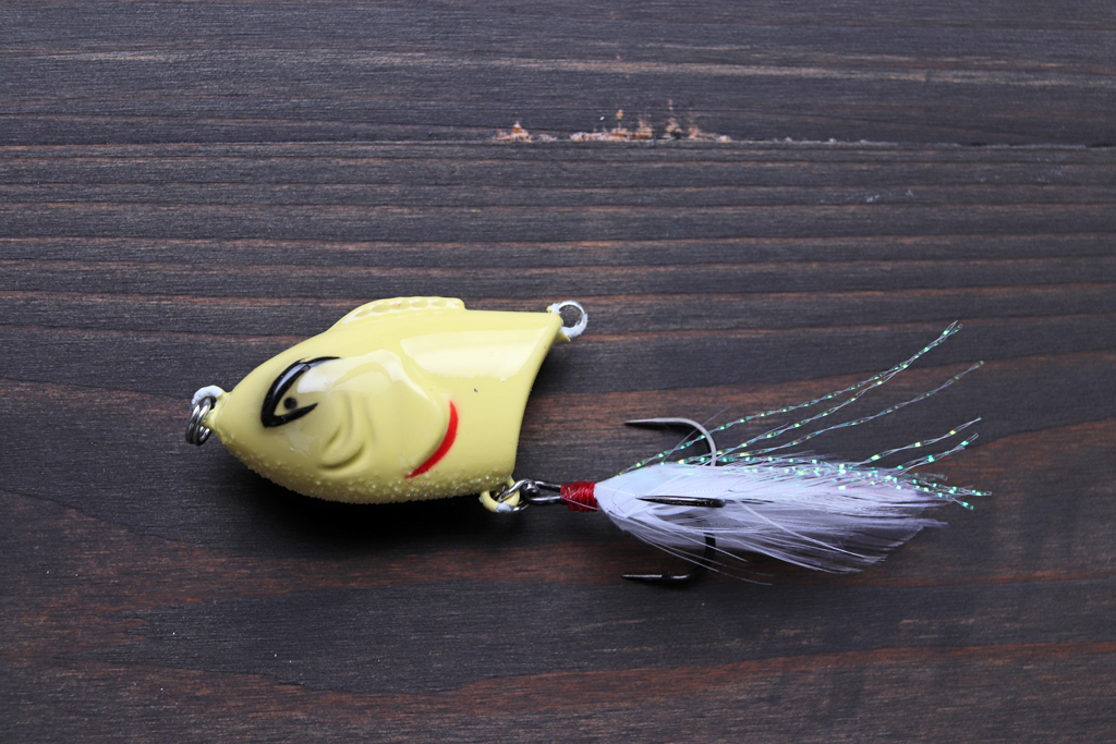 20～40センチ程のリーダーをとって、お好きなペンシルやポッパーをこの「ジグ-ザグ」に結んで下さい。