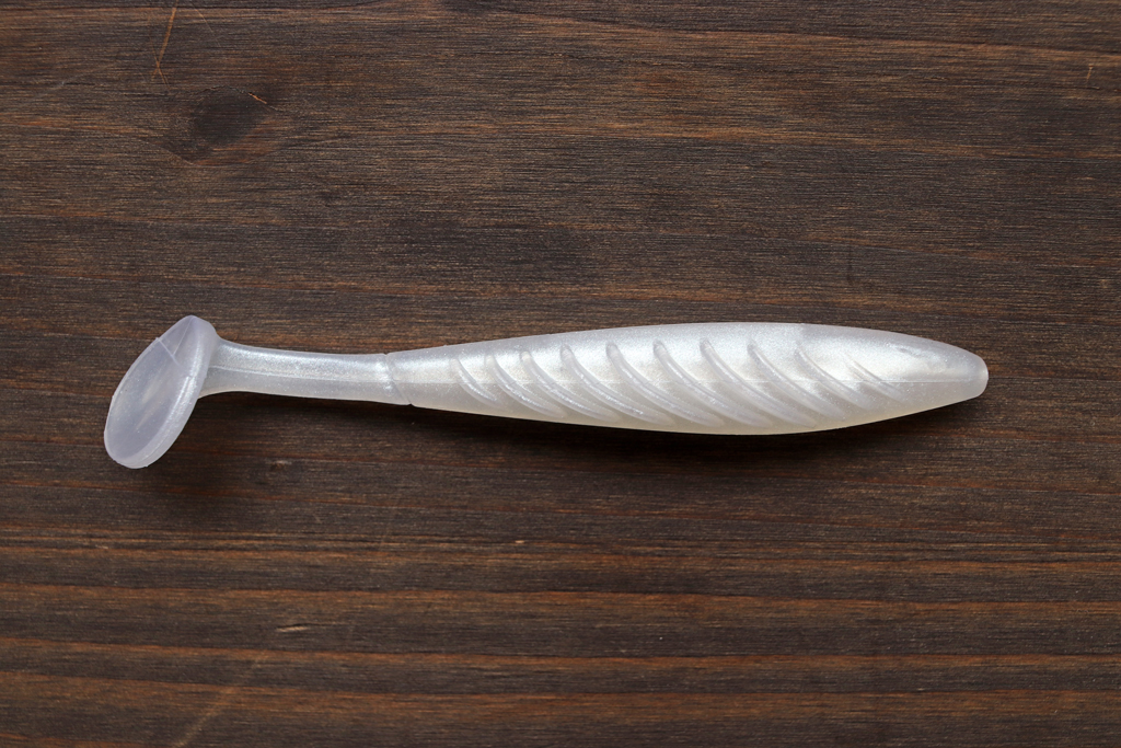 ボディに入った9本のリブが特徴。