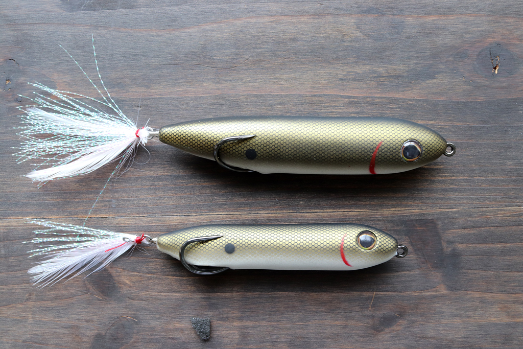 ペンシルベイトの様なシェイプの中空フロッグ。