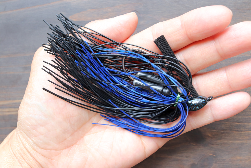 このスカートがジグの落下速度を速め、コンパクトでフィネスなシルエットを実現。