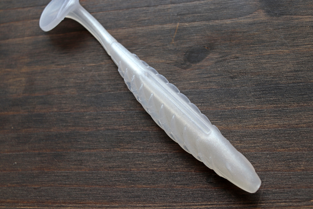 このリブにより水面への浮き上がりを抑え、