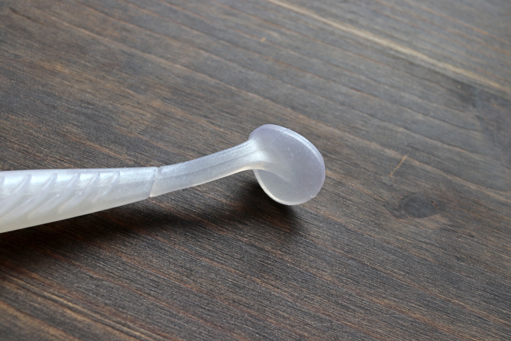 細くクビレの入ったパドル テールは強烈なキッキング アクションでターゲットを魅了。