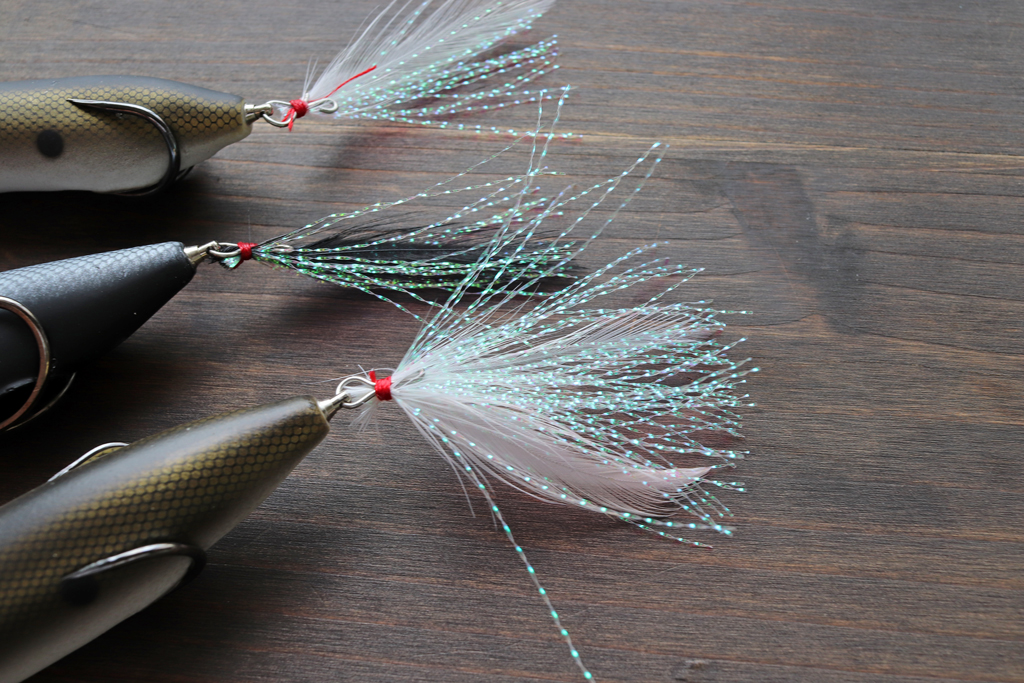 お尻にはフェザー フック。