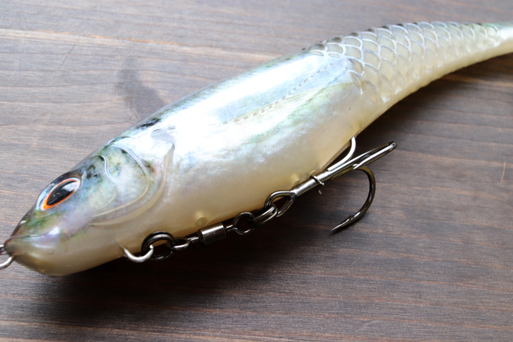 トレブル フックはハーネスに繋がれ、腹にはこのハーネスを固定する為のクリップあり。